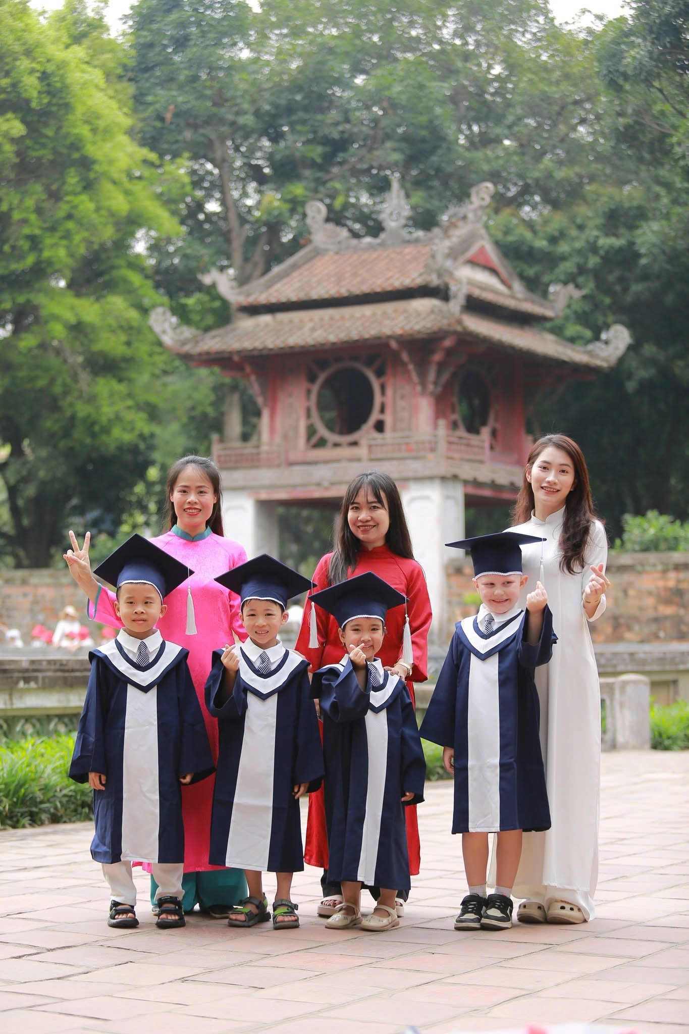 Cô và trò tại Văn Miếu Quốc Tử Giám